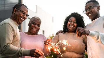 content africain famille célébrer vacances avec cierges magiques feux d'artifice à maison fête photo