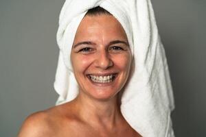 content femme ayant peau se soucier spa journée - gens bien-être mode de vie concept photo