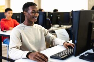 Jeune africain étudiant ayant un examen dans haute école - éducation et La technologie concept photo