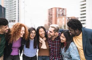 Jeune multiracial copains ayant amusement ensemble pendaison en dehors dans le ville - relation amicale et la diversité concept photo