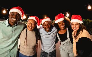 content africain famille célébrer Noël vacances ensemble à maison toit photo