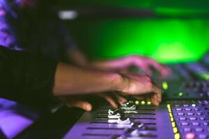 proche en haut l'audio ingénieur travail avec panneau mixer contrôle dans la musique enregistrement studio photo