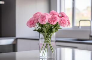 ai généré rose fleurs dans une verre vase sur une cuisine plan de travail photo