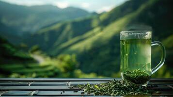 ai généré une verre tasse de vert thé des stands sur une en bois table à le droite photo