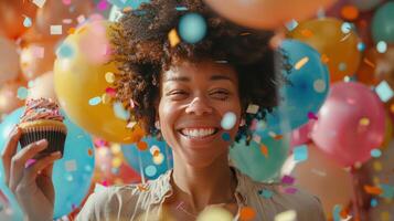 ai généré de bonne humeur Jeune femme avec coloré des ballons et confettis célébrer avec une petit gâteau photo