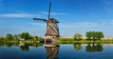 Moulins à vent à Kinderdijk dans Hollande. Pays-Bas photo