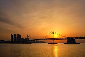 gwangan pont sur lever du soleil. Busan, Sud Corée photo