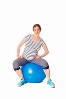 Enceinte femme Faire des exercices avec exercice Balle photo