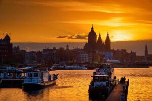 Amsterdam paysage urbain horizon avec église de Saint Nicolas sur su photo