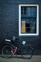 vélo près mur de vieux maison dans Amsterdam rue photo