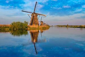 Moulins à vent à Kinderdijk dans Hollande. Pays-Bas photo