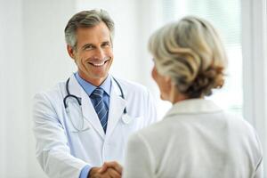 ai généré souriant médecin à le clinique donnant et poignée de main à le sien patient, soins de santé photo