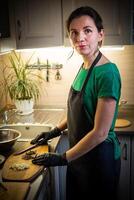 femme cuisine savoureux fondu Chocolat sur table dans cuisine. photo