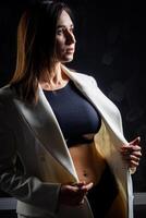 une affaires femme montrant de sa corps dans sa sous-vêtement. photo
