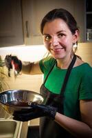 femme cuisine savoureux fondu Chocolat sur table dans cuisine. photo