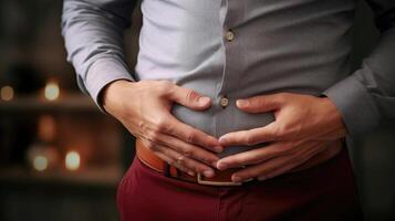 ai généré agissant maladie - représentant homme feint abdominal douleur photo