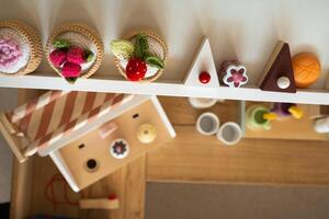 artificiel nourriture dans le enfants cuisine. sur le étagère sont des légumes et des fruits fabriqué de tricoté fils photo