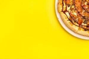 délicieux grand Pizza avec Bacon et épinard sur une Jaune Contexte photo