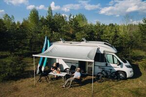 le famille est repos dans leur course Piste situé dans le forêt dans ensoleillé temps photo