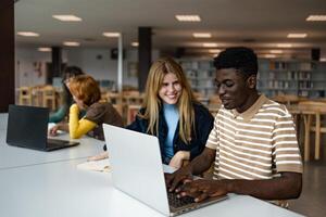 Jeune gens en train d'étudier ensemble dans Université bibliothèque - école éducation concept photo