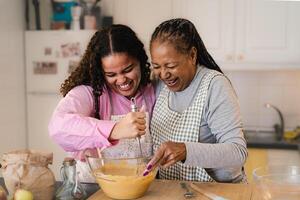 content africain mère et fille ayant amusement en train de préparer une fait maison dessert photo