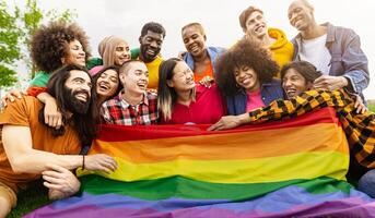 content diverse Jeune copains célébrer gay fierté journée - lgbtq communauté concept photo