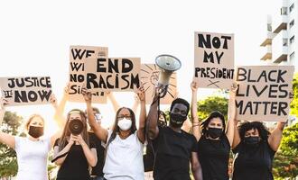 activiste mouvement protester contre racisme et combat pour égalité - manifestants de différent des cultures et course manifestation sur rue pour égal droits - noir vies matière protestations ville concept photo