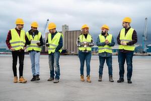 industriel ingénieurs travail dans la logistique Terminal de récipient cargaison photo