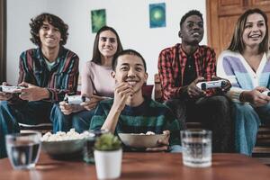 Jeune multiracial adolescents en jouant en ligne vidéo Jeu console à Accueil - jeunesse gens intoxiqué à Nouveau La technologie jeu divertissement photo