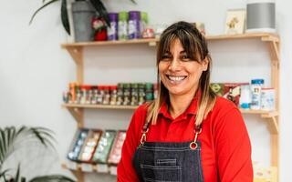 content Latin femme travail à l'intérieur supermarché - vente au détail nourriture concept photo