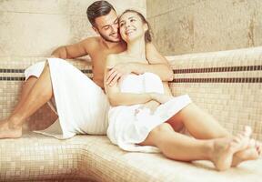 Jeune couple relaxant à l'intérieur spa sauna pièce - romantique les amoureux profiter vacances journée Faire corps traitement dans luxe recours Hôtel - relation, se détendre, des loisirs et bien-être mode de vie concept photo