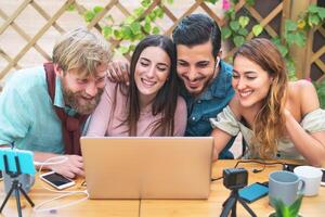 Jeune copains tournage vidéo vlog pour en ligne la toile canal - content millénaire gens ayant amusement Faire vivre courant en utilisant téléphone intelligent came et ordinateur - jeunesse génération z et La technologie concept photo