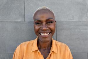 content afro femme portrait - africain Sénior femelle ayant amusement souriant dans de face de caméra photo