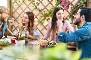 content copains déjeuner avec en bonne santé nourriture dans bar café brunch - Jeune gens ayant amusement en mangeant repas et en buvant smoothies Frais des fruits dans rustique restaurant - santé nutrition mode de vie concept photo