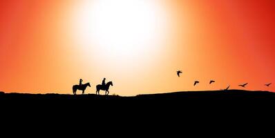 Jeune gens équitation les chevaux à le coucher du soleil temps - à cheval Voyage gens ayant amusement explorant sauvage la nature - animaux passion et équestre mode de vie concept photo