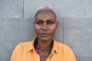 africain Sénior femme portrait - personnes âgées afro femelle à la recherche dans de face de caméra photo