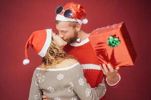 content couple embrasser à Noël temps - romantique Jeune l'amour récit ayant soumissionner des moments pendant Noël vacances - relation, amoureux et fête concept photo