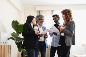 multiracial affaires gens travail ensemble dans moderne Bureau - entrepreneuriat concept photo