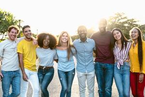 content multiracial groupe de copains ayant amusement dans le ville centre - Jeune gens mode de vie concept photo