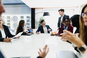 multiracial affaires équipe Faire une Compte rendu dans salle de réunion de moderne Bureau - réflexion et travail en équipe concept photo