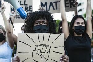 noir vies matière activiste mouvement protester contre racisme et combat pour égalité - manifestants de différent des cultures et course manifestation sur rue pour Justice et égal droits photo