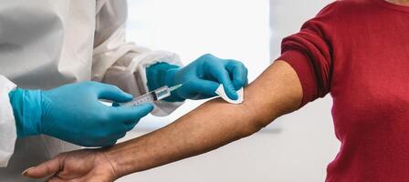 médecin Faire médical injection seringue vaccin à Sénior patient dans hôpital pour empêcher et Arrêtez couronne virus déclenchement - soins de santé médicament et guérir contre pandémie concept photo