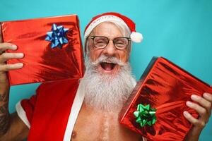 content Sénior homme ayant amusement portant Père Noël claus vêtements et célébrer Noël vacances photo