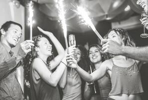 content copains Faire fête dansant et en buvant Champagne à boîte de nuit - millénaire Jeune gens ayant amusement avec cierges magiques feux d'artifice dans club Disco - divertissement, jeunesse mode de vie vacances concept photo