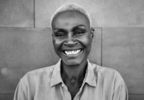 content afro femme portrait - africain Sénior femelle ayant amusement souriant dans de face de caméra - noir et blanc édition photo