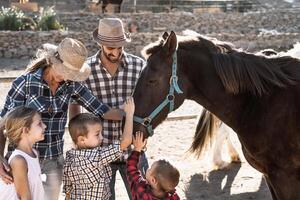 content famille ayant amusement dans les chevaux ranch photo