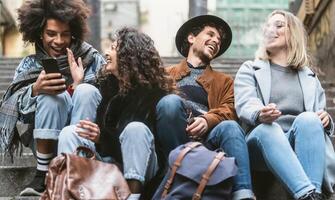 Jeune copains en utilisant téléphone et parlant ensemble Extérieur - jeunesse social gens et La technologie concept photo