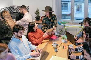 Jeune gens dans cotravail Créatif espace - jeunesse millénaire génération et affaires La technologie concept photo