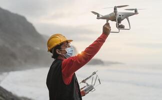 Masculin ingénieur Faire inspection en utilisant drone - La technologie et industriel concept photo