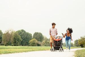 content africain famille ayant amusement ensemble dans Publique parc - noir mère père et bébé fille profiter charmant temps Extérieur - bonheur, l'amour et parentalité mode de vie concept photo